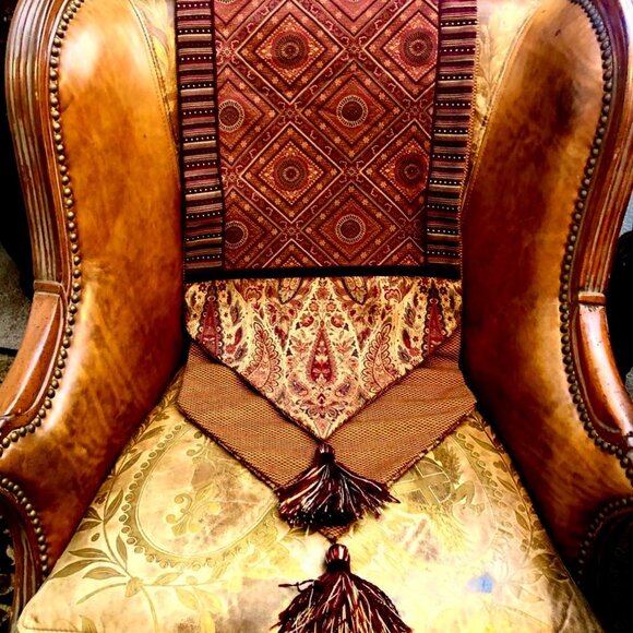 NWT EASTERN ACCENTS 90" Table Runner Burgundy & Gold Damask w Tassels - Picture 2 of 4